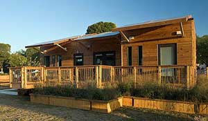 Building constructed in modules, with bamboo